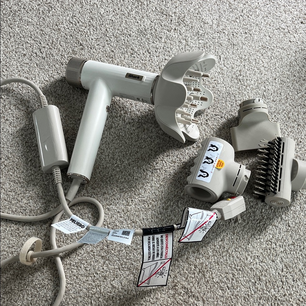 Shark Hair dryer with multiple attachments - LIKE NEW!